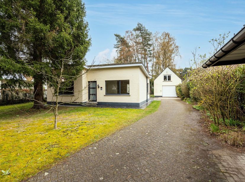Gelijkvloerse woning met bijgebouw te Sint-Job-in-'t-Goor<br />
Deze verzorgde gelijkvloerse woning is rustig gelegen in het groene en gegeerde Sint-J
