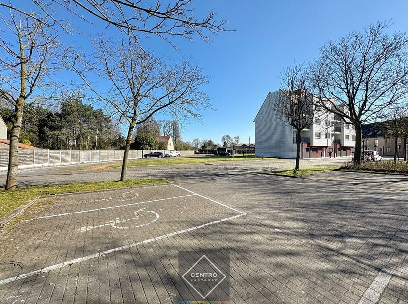 UNIEK investeringsproject te Eernegem met 22 appartementen/assistentiewoningen op 1.111m2 + aanpalend perceel projectgrond van 1.197m2!<br />
<br />
O