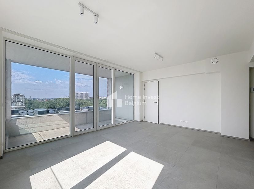 Prachtig appartement in een luxe gebouw. Indeling: hal, apart toilet, woonkamer, open keuken (keramische kookplaat, oven, koelkast, vaatwasser), 2 sla