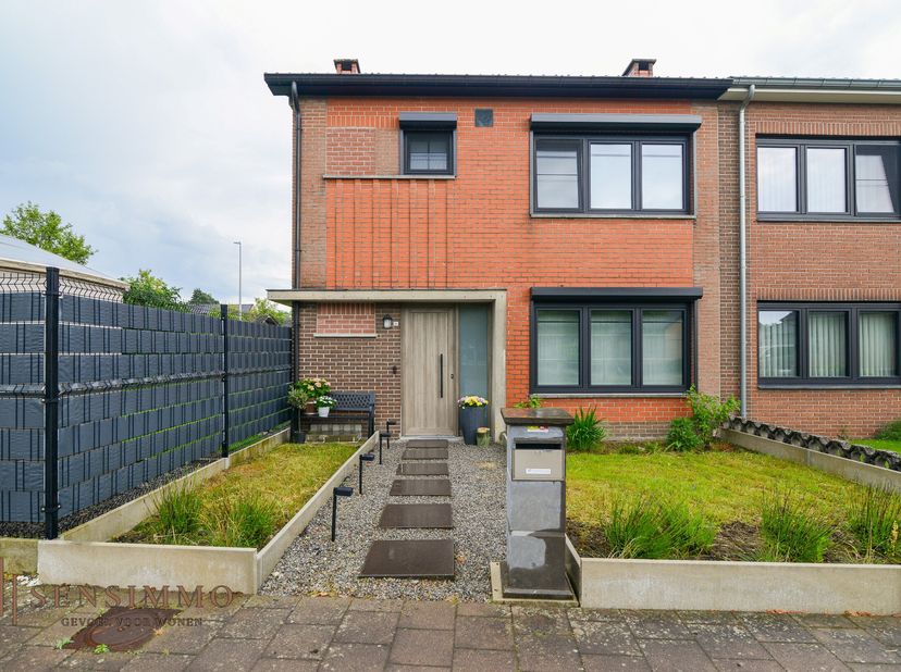 GERENOVEERDE HALFOPEN WONING MET 3 SLAAPKAMERS<br />
In een prachtige, rustige woonwijk in Genk bevindt zich deze mooi gerenoveerde gezinswoning. De l