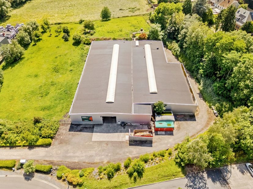 Te koop: Loods met appartement en studio op 1,45 hectare<br />
<br />
Aan de Rue du Chenia 11-A bevindt zich deze uitzonderlijke eigendom op een terre