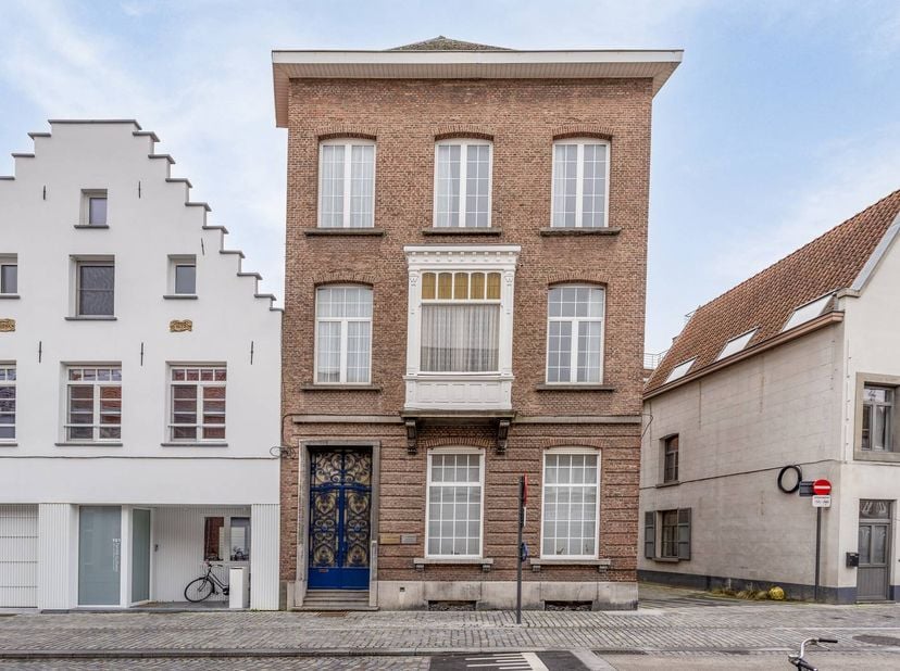 Bent u op zoek naar een uniek huis te koop met karakter en potentieel? Deze statige herenwoning in de Adegemstraat te Mechelen heeft prachtige hoge pl