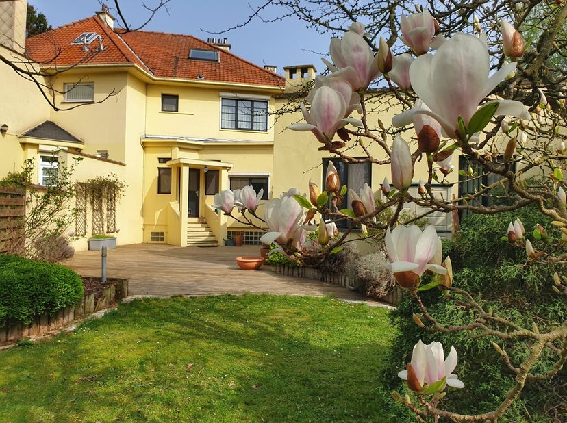 SINT-STEVENS-WOLUWE à la limite de Woluwe-Saint-Lambert, superbe MAISON datant de 1932 du célèbre scultpeur Oscar de Clerck bâtie sur un terrain plein