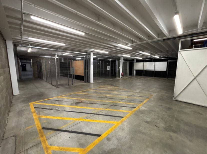 Magazijn van 1.152 m² met mezzanine (480 m²) en kantoren van in totaal 288m². Op deze logistieke site staan verschillende magazijnen te huur, met oppe