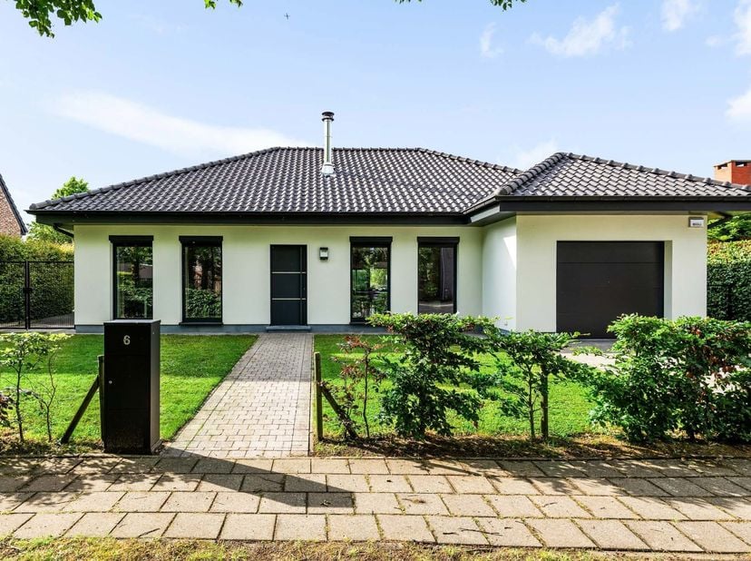 Vrijstaande laagbouwwoning op een perceel van 1.200 m² met uniek groen uitzicht<br />
Deze instapklare, vrijstaande laagbouwwoning is gelegen op een p