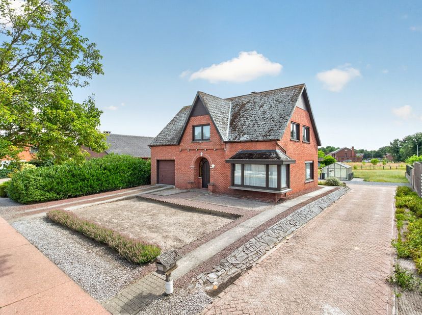 Deze ruime vrijstaande woning is gelegen op een mooi perceel van 2.336 m² en biedt tal van mogelijkheden voor wie op zoek is naar ruimte, rust en pote