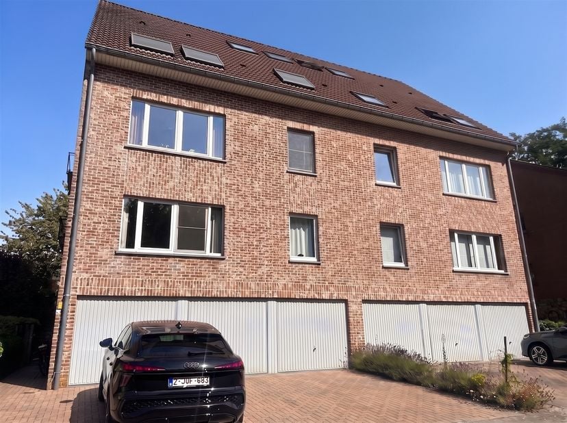 OPEN DEUR Zat. 29 augustus van 11u00 tot 12u00. Dit ruime en instapklare 2-slaapkamerappartement met een bewoonbare oppervlakte van maar liefst 117 m²