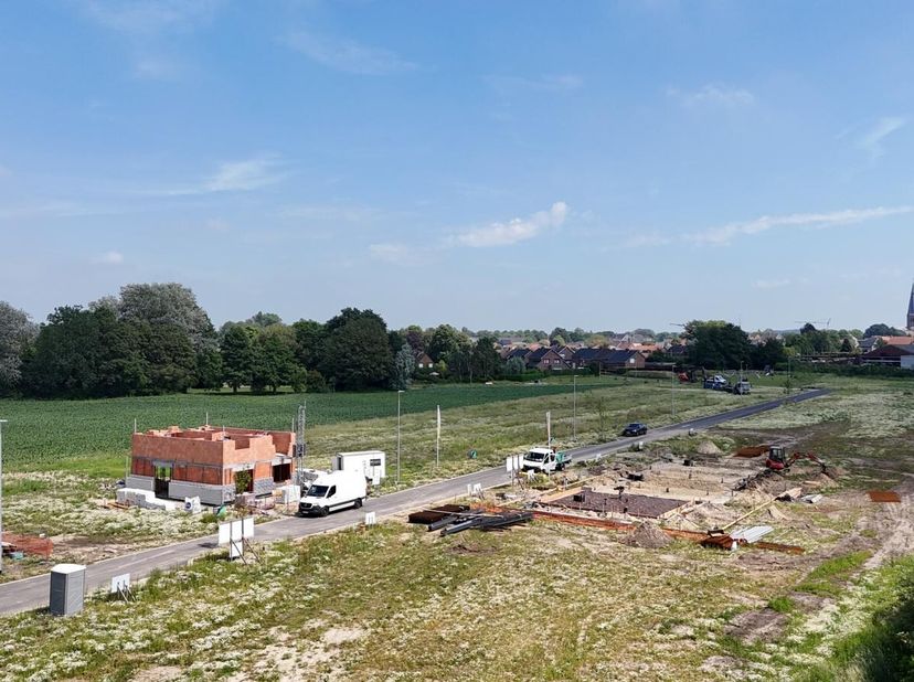 Langs de Hovaerestraat (rechts naast huisnummer 70) in Koekelare realiseren ze deze nieuwe verkaveling waar lot 20 te koop is. Je woont er op een boog