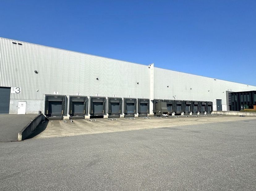 Entrepôt logistique de 5 858 m² dans le centre de distribution logistique Canal Logistics Centre (extensible avec l'unité 4 jusqu'à 14 197 m² d'entrep