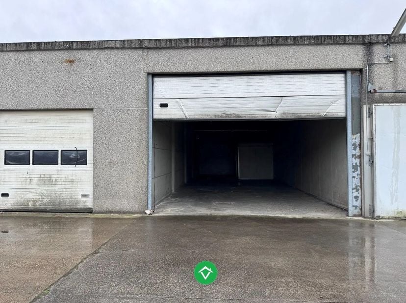 Deze opslagruimte heeft een oppervlakte van 100m², gelegen langs de Wikkelaarstraat te Vladslo (Diksmuide).<br />
Dit is enkel voorzien als opslagruim
