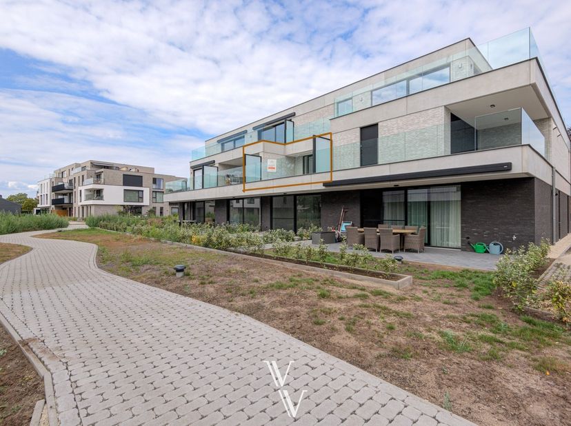 Bent u op zoek naar een energiezuinig nieuwbouwappartement op een rustige locatie? Dan is dit stijlvolle appartement op de eerste verdieping in Zandho
