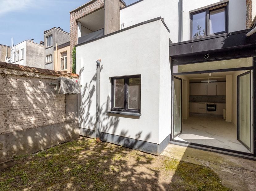 IN OPTIE - Benieuwd naar de waarde van uw eigen woning? Vraag een gratis vrijblijvende schatting aan: 03 600 17 80<br />
Gelijkvloers appartement met
