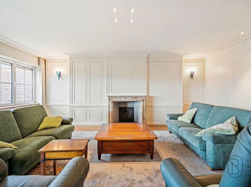 Exclusief appartement van maar liefst 184 m² in het centrum van Waregem!<br />
Indeling: ruime inkomhal, royale en lichtrijke leefruimte (inmaakkasten