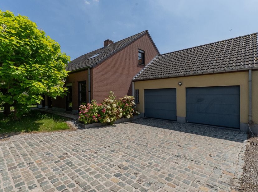 Située dans un quartier recherché à Mouscron, cette villa offre de beaux volumes et 4 chambres.<br />
Le rez-de-chaussée s’ouvre sur un hall d’entrée
