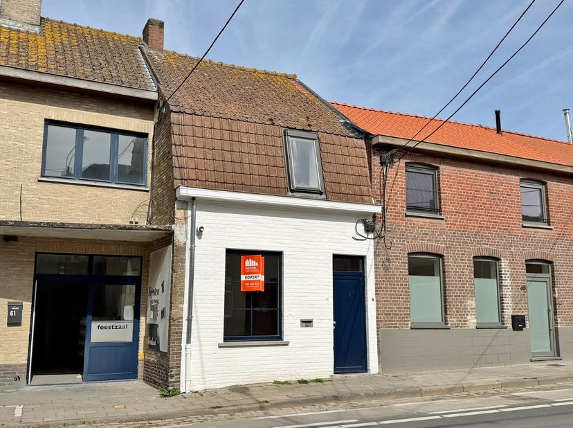 Deze woning combineert charme, comfort en functionaliteit. Via de inkomhal betreedt u de ruime en lichtrijke leefruimte met aansluitend een open keuke