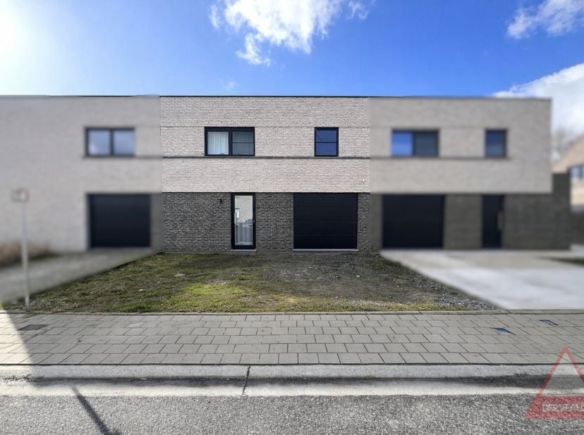 Deze recente nieuwbouwwoning is gelegen in het centrum van Moorslede, in een rustige buurt op korte afstand van winkels en voorzieningen. De woning is