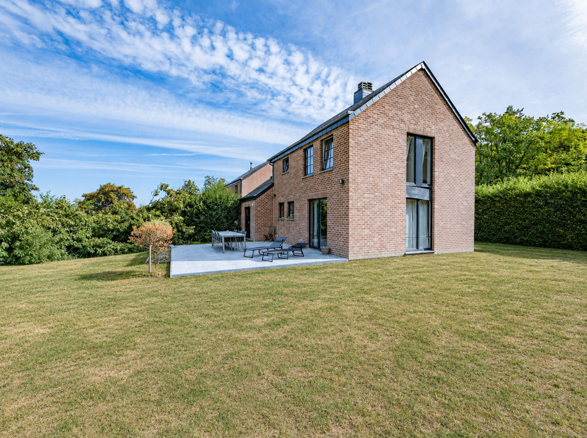 EasyHome biedt u deze woning met 4 gevels aan, gebouwd in 2011, gelegen in het dorp Marenne, in de gemeente Hotton.<br />
De woning is modern en goed