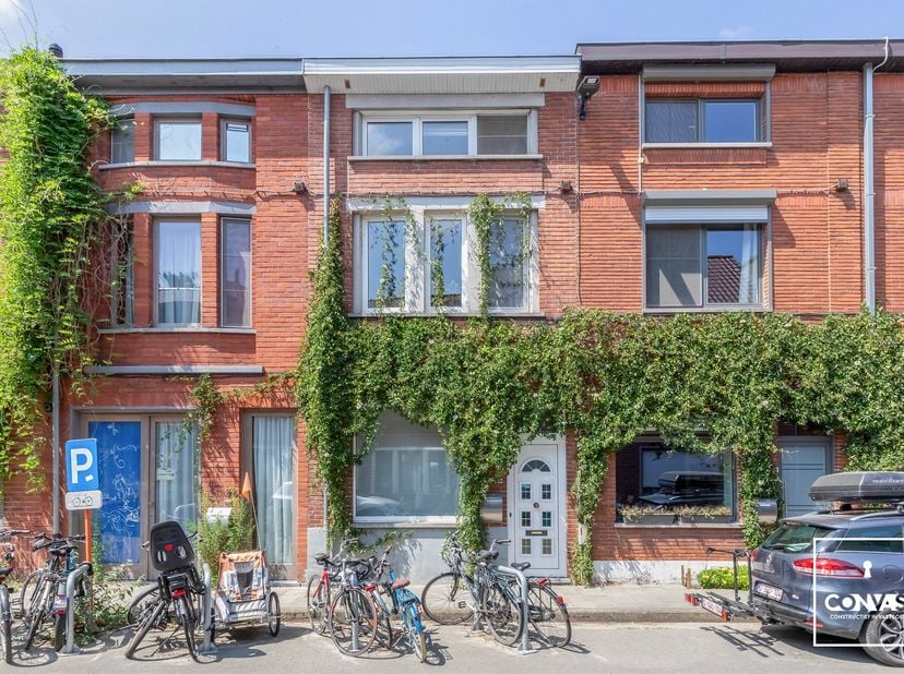 Deze perfect instapklare woning met drie slaapkamers is rustig gelegen, vlakbij natuurreservaat De Bourgoyen en heeft een heel aangename groene tuin.<