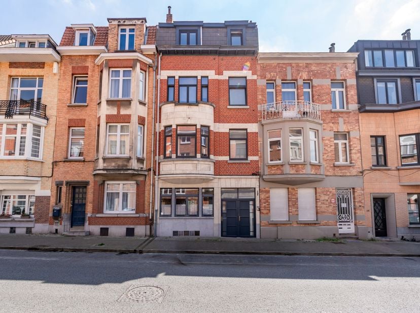 ETTERBEEK - Tussen Flagey en Jourdan: Prachtig HERENHUIS met 2 GEVELS (6 slpk/3 badk/1 bureau) van ± 331m² (bruto volgens EPC) met een gevelbreedte va