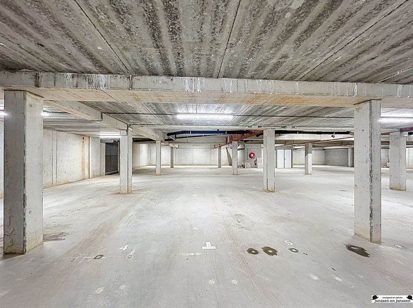Parking souterrain dans le projet Goorbos<br />
<br />
Ces places de parking sont situées sous le nouveau projet Goorbos.<br />
L'entrée se fait pa
