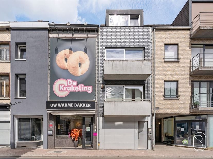 Voormalige bakkerij met ruime woonst, garage, tuin met uitweg achteraan, en tal van mogelijkheden.<br />
Bent u op zoek naar een pand waar wonen en we