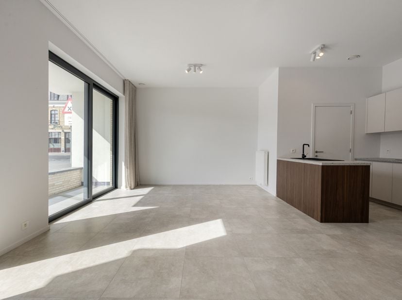 In het centrum van Diksmuide bevindt zich dit instapklare appartement met twee slaapkamers, gelegen op het gelijkvloers van residentie 'Patersvat'. Da