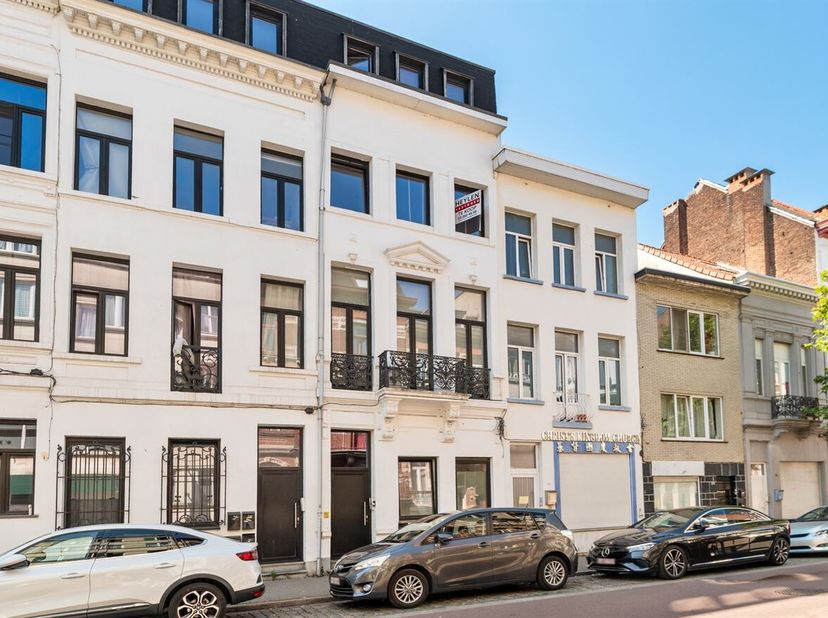 Ligging: Dankzij de centrale ligging in de Van Arteveldestraat geniet u van een uitstekende bereikbaarheid. Het Antwerpse Centraal Station ligt op wan