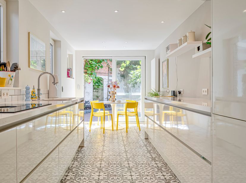 Aan het charmante Regentieplein ontdekt u deze ruime en volledig gerenoveerde burgerwoning met stadstuin. Een absolute must see voor wie modern, heden