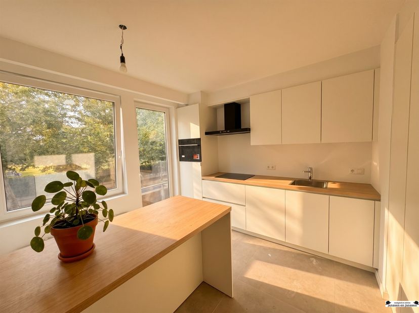 Dit verzorgd appartement op de tweede verdieping te Hoboken op de grens met Wilrijk..<br />
<br />
Via de inkomhal bereikt u de lichtrijke leefruimte