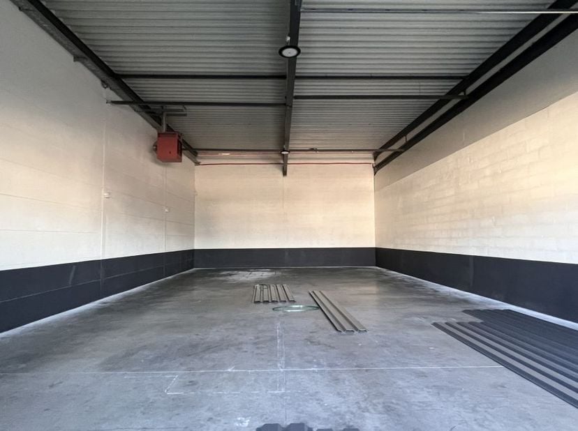 Unités PME à Bocholt, près des routes régionales N73 et N76.<br />
<br />
--------<br />
niet opsplitsbaar<br />
<br />
a louer - magasin (1 unit, 69