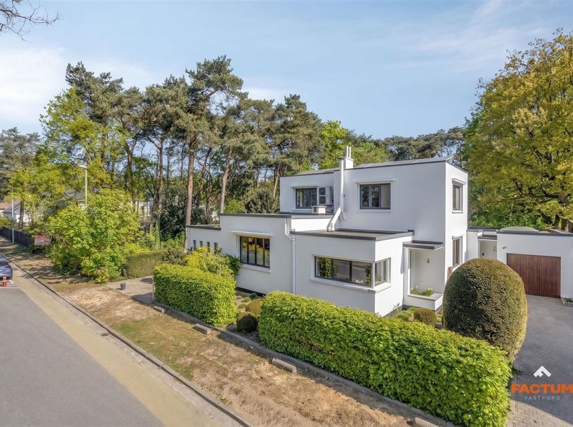 Ruime woning met praktijkruimte op 13 are in Rijmenam<br />
Deze karaktervolle woning (bouwjaar 1950) biedt een uitzonderlijke combinatie van wonen e