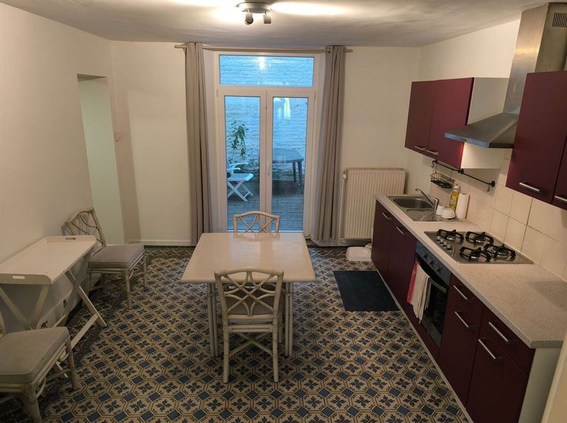 STUDIO TE HUUR: Alfred CLUYSENAAR-straat: vlakbij Place Albert, Barrière de Saint-Gilles, openbaar vervoer (pre-metro, tram, bus). Woning gelegen op d
