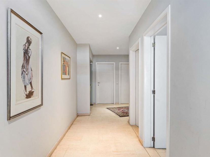 Gezinswoning met 4 slaapkamers, praktijkruimte en tuin<br />
Gelijkvloers<br />
Via de inkomhal met wachtruimte en apart gastentoilet betreedt u de wo