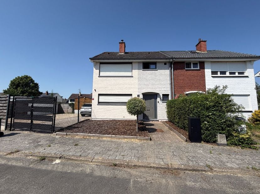 Maison à louer
                    à 2400 Mol