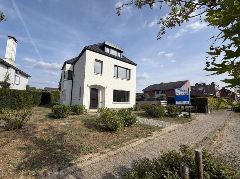<br />
Uitzonderlijk hoogwaardig afgewerkte woning in open bebouwing gelegen op een toplocatie tussen het centrum van Hallaar en de Bergstraat, op wan