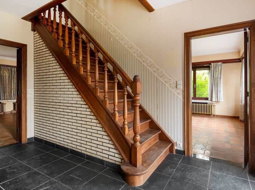 Ruime 5 slpk woning op groen perceel van 13a 04ca<br />
<br />
Ligging: Groen en rustig gelegen te Lille met alle faciliteiten (Winkels, scholen, op