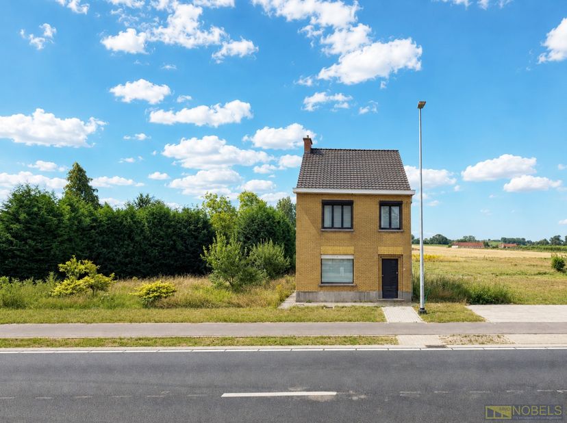 Onder voorwaarden kan u bovendien genieten van het VERLAAGDE BTW-TARIEF VAN 6% BIJ SLOOP EN HEROPBOUW.<br />
<br />
RUIM PERCEEL BOUWGROND (1.861M²) v