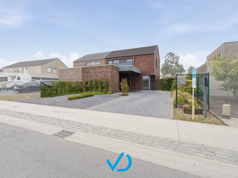 - BEZOEKMOMENT 11/07/2026! -<br />
<br />
Droom je van een stijlvolle, instapklare woning waar comfort, ruimte en een uitstekende bereikbaarheid samen