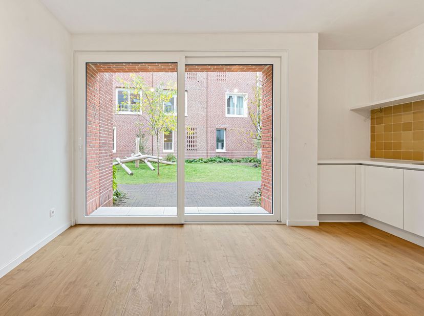 Moderne, split-level woning te koop op top locatie in Kortrijk!<br />
We betreden de woning via de ruime inkomhal met ingebouwde kasten en plaats om f