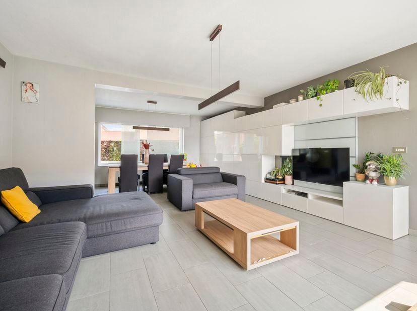 Deze volledig gerenoveerde woning is gelegen vlakbij het centrum van het landelijke Sint-Jozef-de-Geite.<br />
De woning beschikt over zonnepanelen, e
