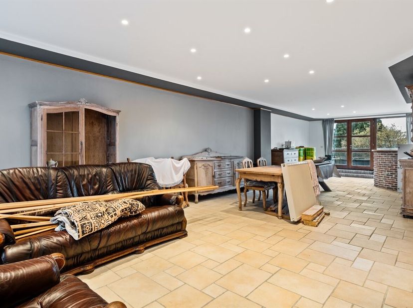 Appartement duplex très spacieux de 3 chambres à coucher avec terrasse dans un endroit calme à Putte-Kapellen à vendre.<br />
Situation : Albert-Louis