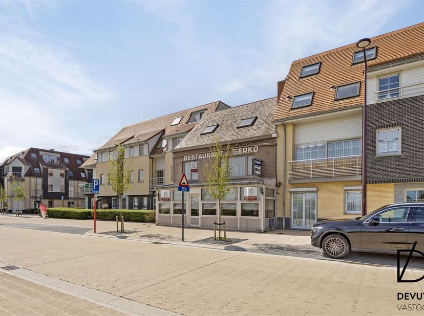 We presenteren u met trots deze unieke kans. Op slechts een steenworp van het strand en de prestigieuze 'Royal Ostend Golf Club' bevindt zich dit veel