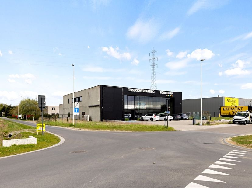 Dit polyvalent bedrijfsgebouw bestaat op het gelijkvloers uit een showroom, bureelruimtes&amp;nbsp;en magazijnruimte met een oppervlakte van +/- 746 m². D