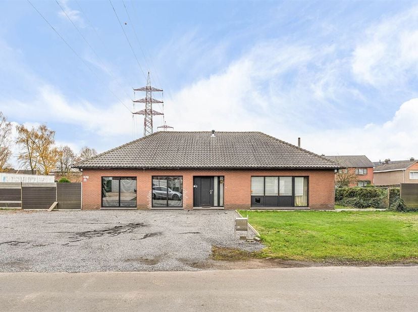 Deze woning in Zonhoven vormt een uitstekende kans voor wie op zoek is naar een pand met potentieel. Het grootste deel van het gelijkvloers is al inst