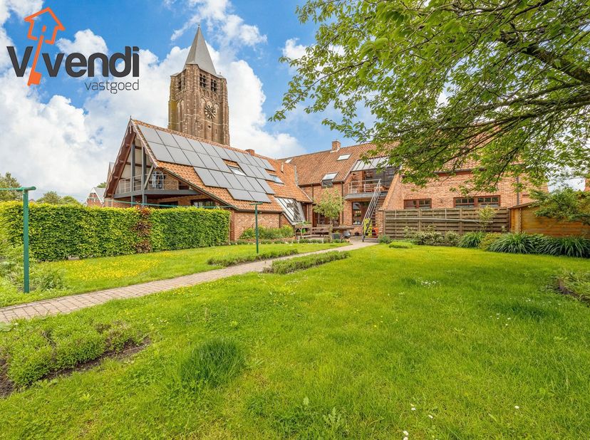 Op een uitzonderlijk rustige en karaktervolle locatie, in de schaduw van de Sint-Michielskerk en de iconische windmolen, bevindt zich deze bijzonder r