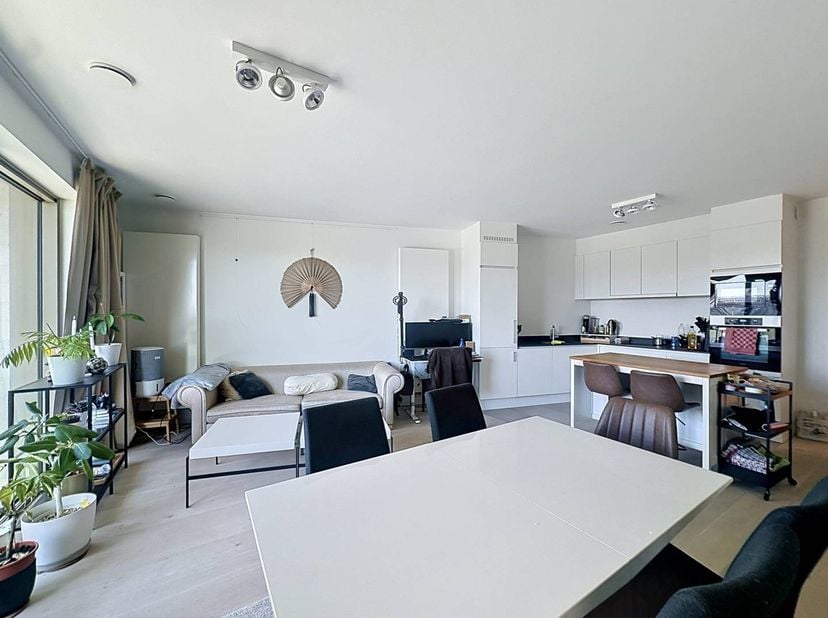 Bruxelles: Cet appartement de 2 chambres (100m²) est situé au 6ème étage de la récente construction Riva.<br />
<br />
L'appartement se compose d'un h