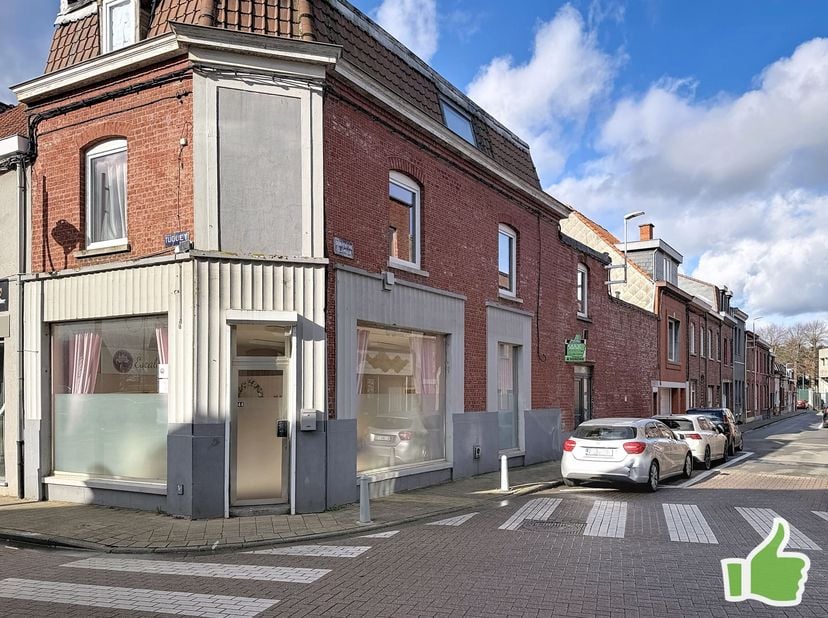 Surface commerciale à louer à Mouscron, place qu Tuquet.<br />
<br />
Idéalement située sur un angle avec deux entrées.<br />
<br />
Possibilité d