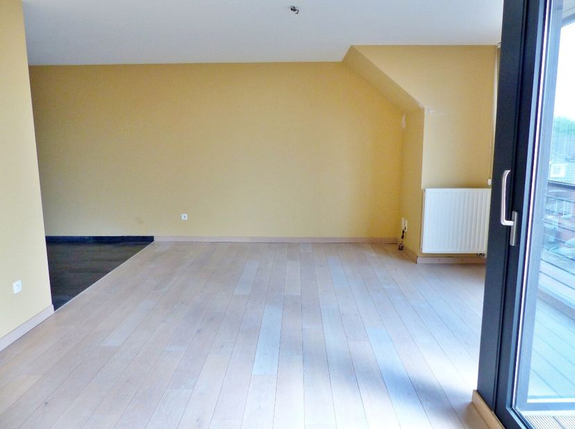 Dit appartement heeft een bewoonbare oppervlakte van 154m² en een indeling als volgt: 2de verdieping (lift): inkomhal met vestiaire-ruimte, gastentoil