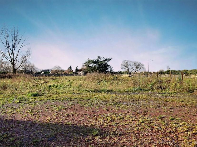 SITUE AU COEUR DE LA CAMPAGNE DE BLANDAIN, DANS UNE RUE CALME ET RECHERCHE, BEAU TERRAIN DE 5.377 m²