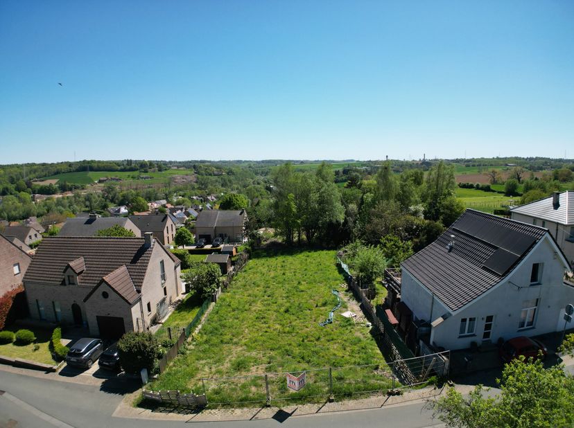 Rustige locatie in een luchtige wijk op de heuvels van Oisquercq (tussen Ittre en Tubize), prachtig terrein met mooi uitzicht aan de achterzijde. Geve